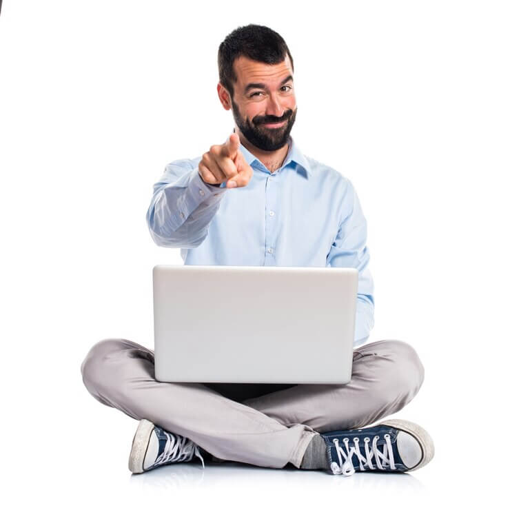 Hombre copywritting sentando con laptop