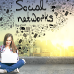 Mujer trabajando con redes sociales cómodamente en su azotea