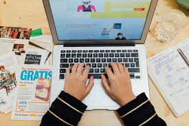 Trabajando en Copywriting Persona escribiendo en una computadora haciendo Copywriting