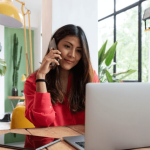 Chica trabaja remoto en redes sociales
