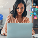 mujer trabajando desde su oficina trabajando como creadora de contenido con la redes sociales utilizando inteligencia artificial IA