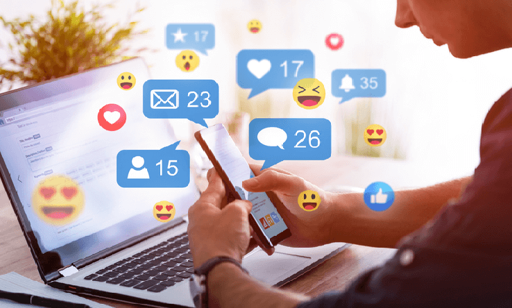 hombre frente a la computadora mirando el telefono y esntre el telefono imagenes de creciemiento de follow engagement